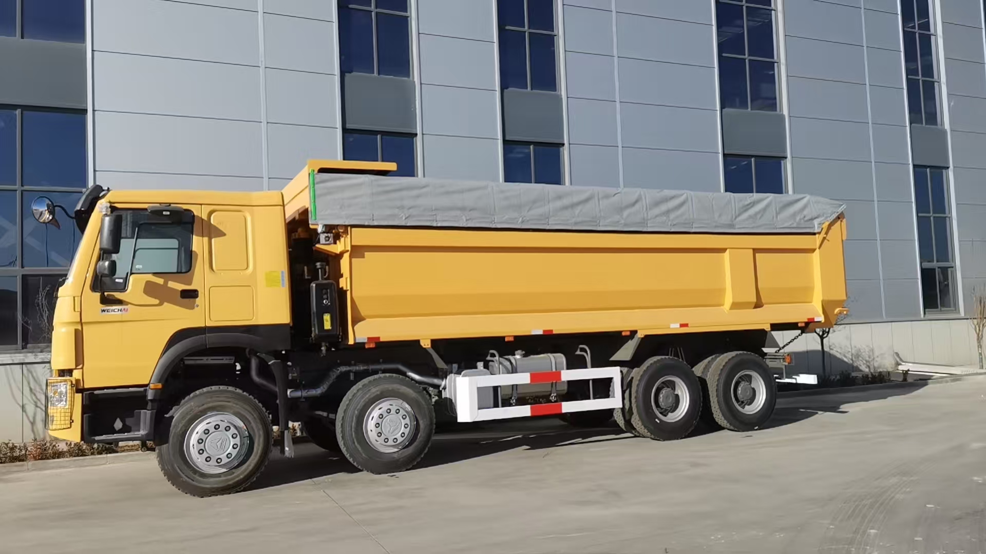 8×4 Dump Truck 400hp in Papua New Guinea